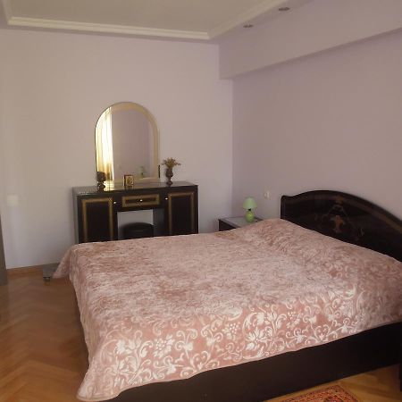 Nellie'S Apartment บาทูมิ ภายนอก รูปภาพ